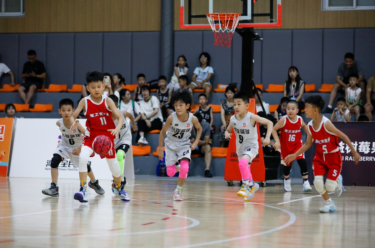 青少年篮球爱好者如何从表演赛中受益